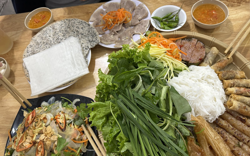 Bà Năm Thông Tin Quận 1 - Nem Nướng Nha Trang, Bún Cá, Cơm Gà