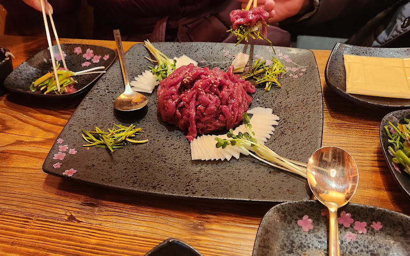 육회말투아웃 야당점 6th2out yadang (Korean traditional yukhoe & sliced raw beef)