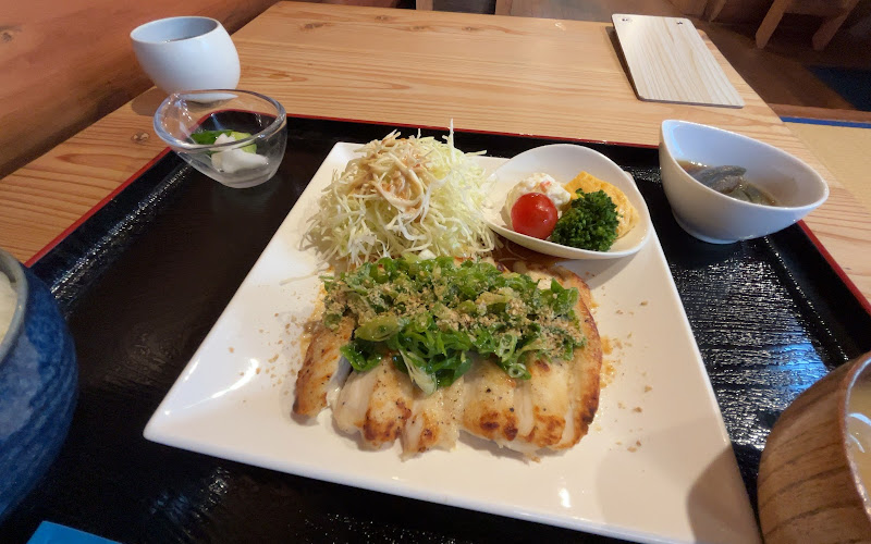 山小屋食堂前だ屋