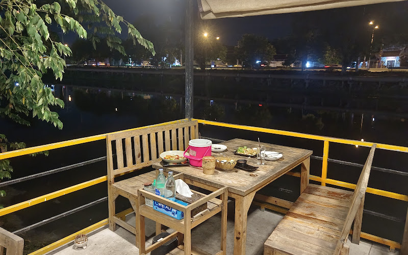 แซ่บริมน้ำ