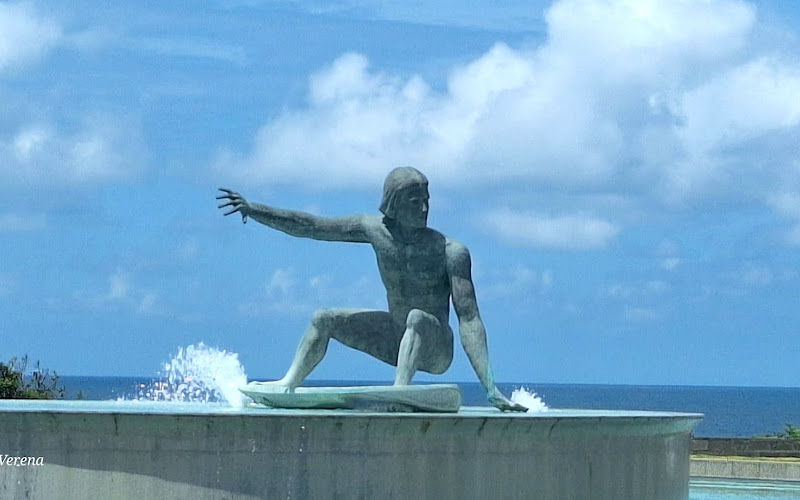 Estátua surfista