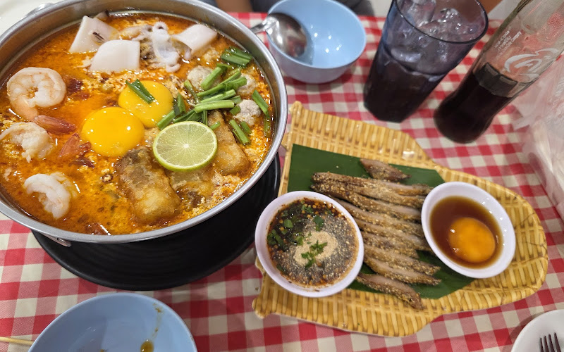 Call moo คอลหมู (Isan & Seafood Restaurant )