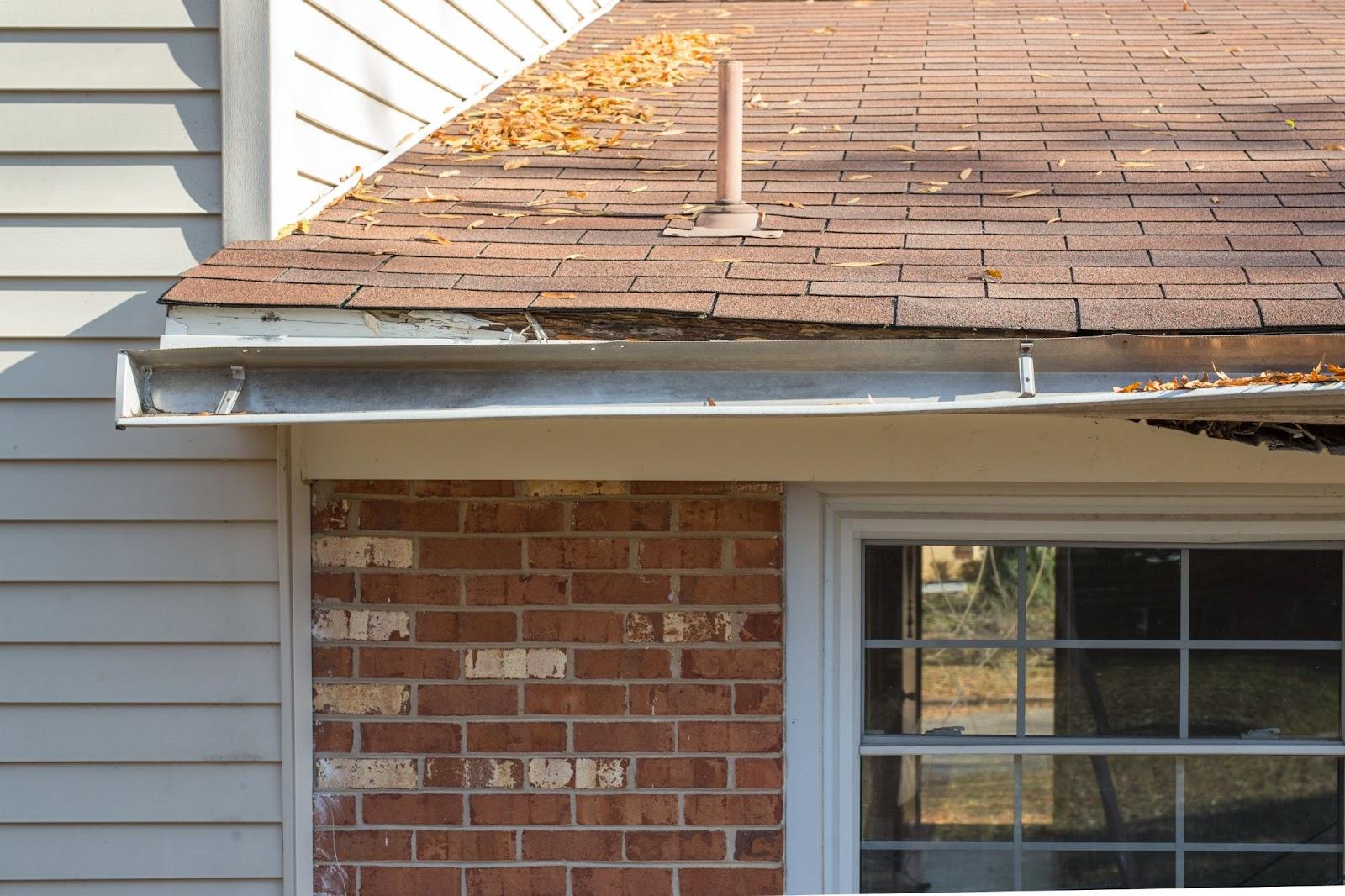 front view of a home with damaged gutters in need of gutter repair