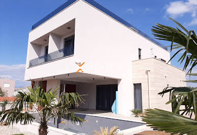 Maison avec piscine et terrasse 5