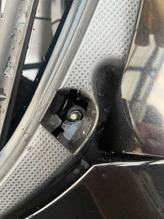 911 クーペのカウルトップカバー割れた・ポルシェ996カレラ4s・部品代高いに関するカスタム事例の投稿画像3枚目