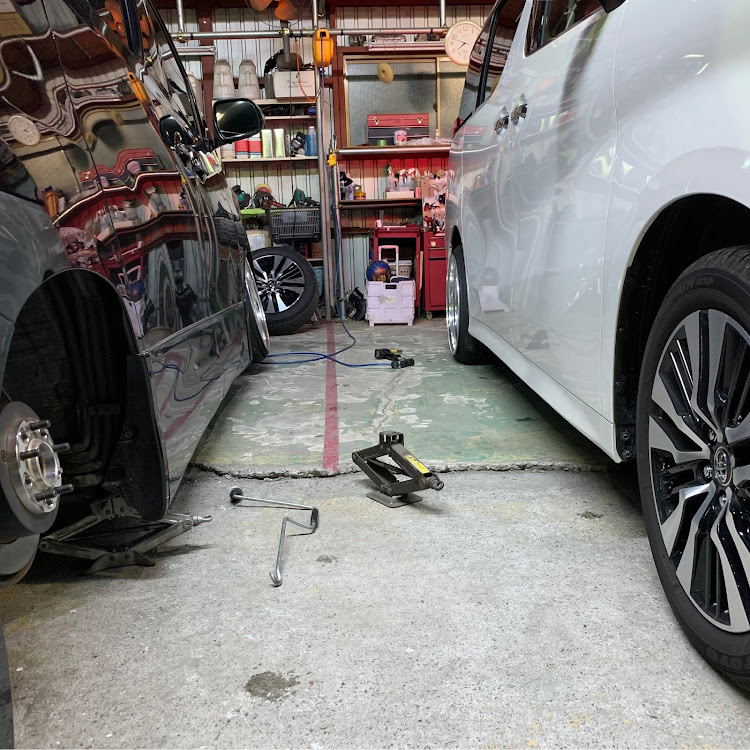 アルファードのホイール交換・車高調整・パーツ売りますに関するカスタム事例の投稿画像1枚目