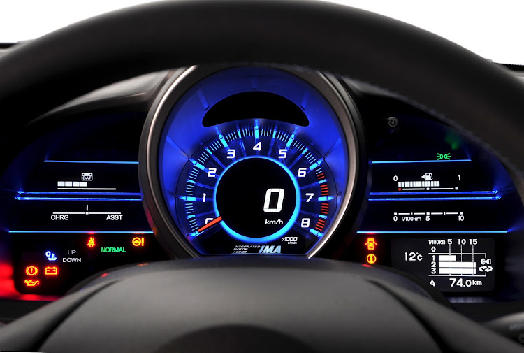 Even in 2023 the Honda CR-Z instrument cluster exudes spaceship vibes.