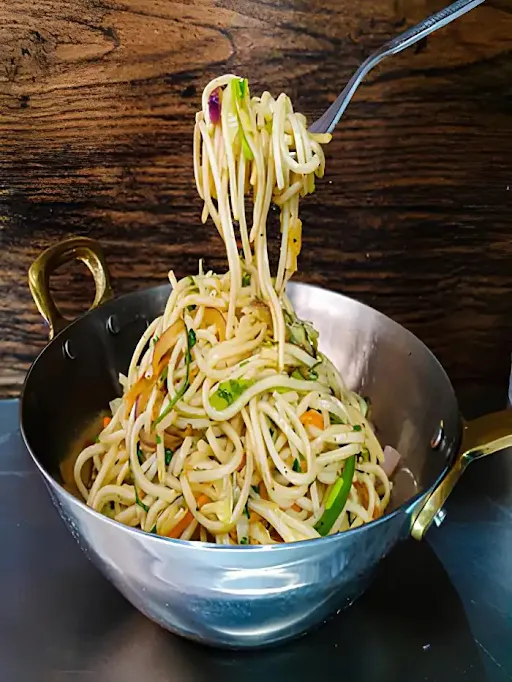 Veg Hakka Noodles 5+ Gravy 2+ Veg Momo 2