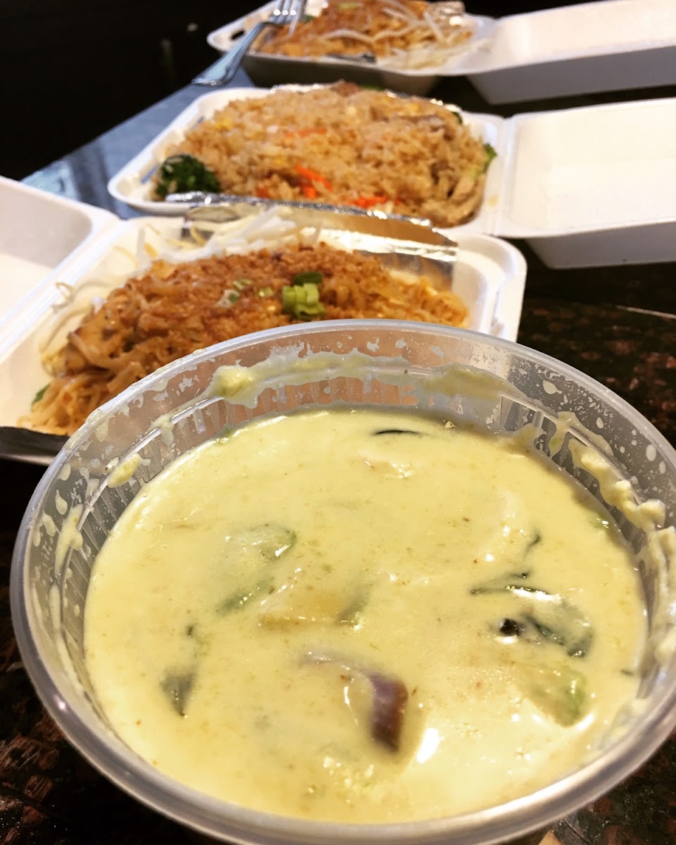 Avocado curry, pad Thai and combination rice to go!