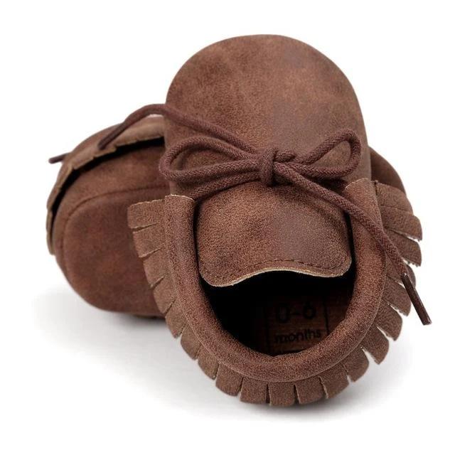 Mocassins bébé à lacets GRATUITS Édition Limitée. Doux, confortables et parfaits pour les premiers pas. Commandez vite !