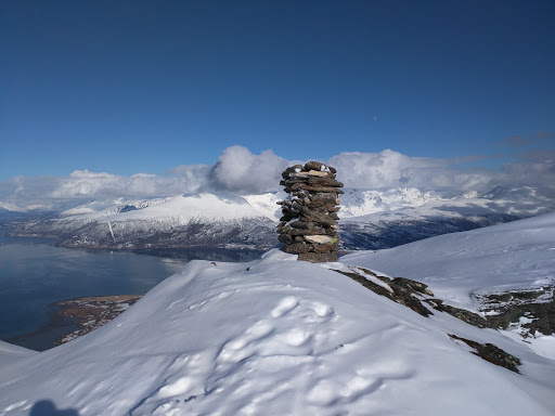 Vågtinden Cairn