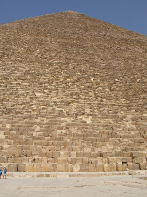 Ai piedi di sua maestà la piramide di katrix