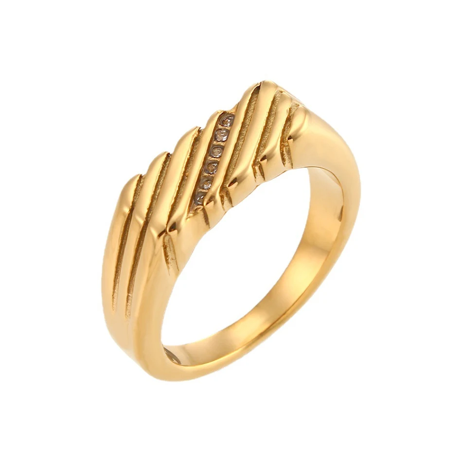 18K Gouden Rechthoekige Ring met Diagonale Strepen en Zirkonia voor Dames Een Stijlvolle en Elegante Uitstraling