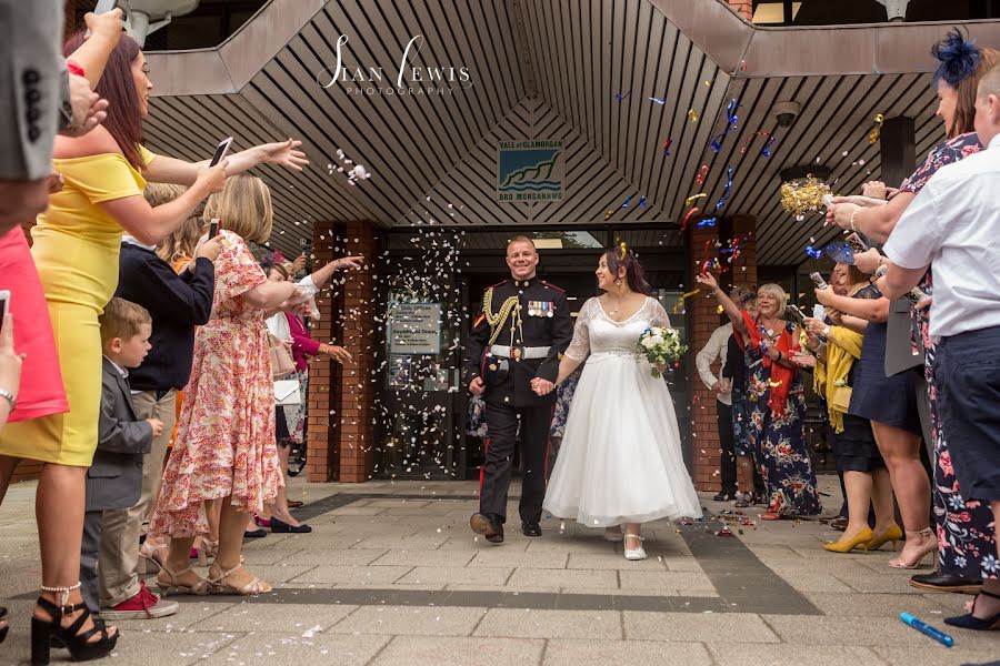 Wedding photographer Sian Lewis (sianlewis). Photo of 2 July 2019