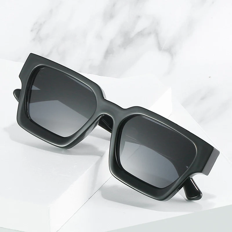 Lunettes de soleil carrées tendance à monture large. Affirmez votre personnalité avec ces lunettes élégantes et protectrices, parfaites.