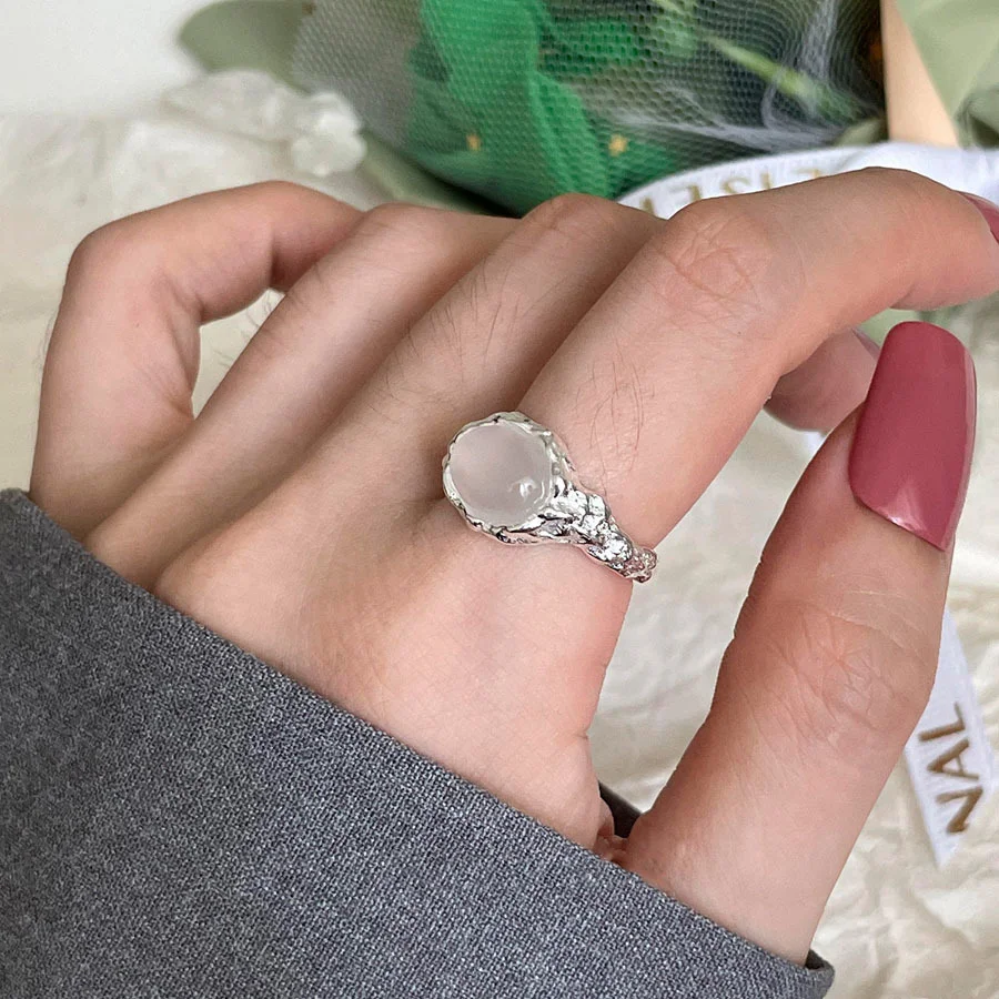 Bague en opale Cold Wind Moonlight pour femmes, un bijou élégant. Appréciez le design unique et la brillance captivante de l'opale, parfait pour toutes occasions.