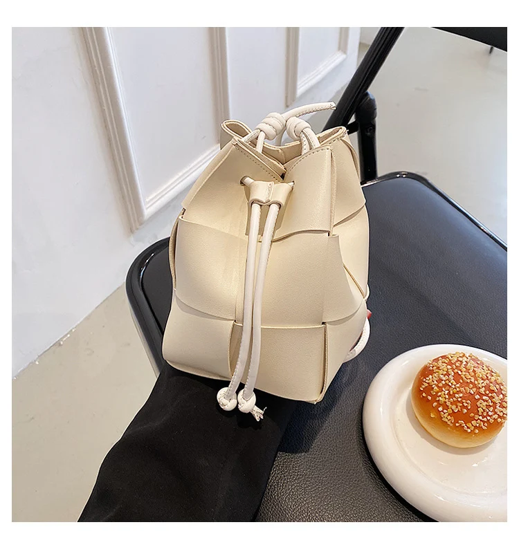 Sac seau tissé simple pour femme avec cordon de serrage Léger et pratique Parfait pour un usage quotidien Élégant et polyvalent Idéal pour transporter vos essentiels