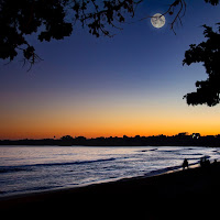 Moon on the beach di Andrea-Zuccaro