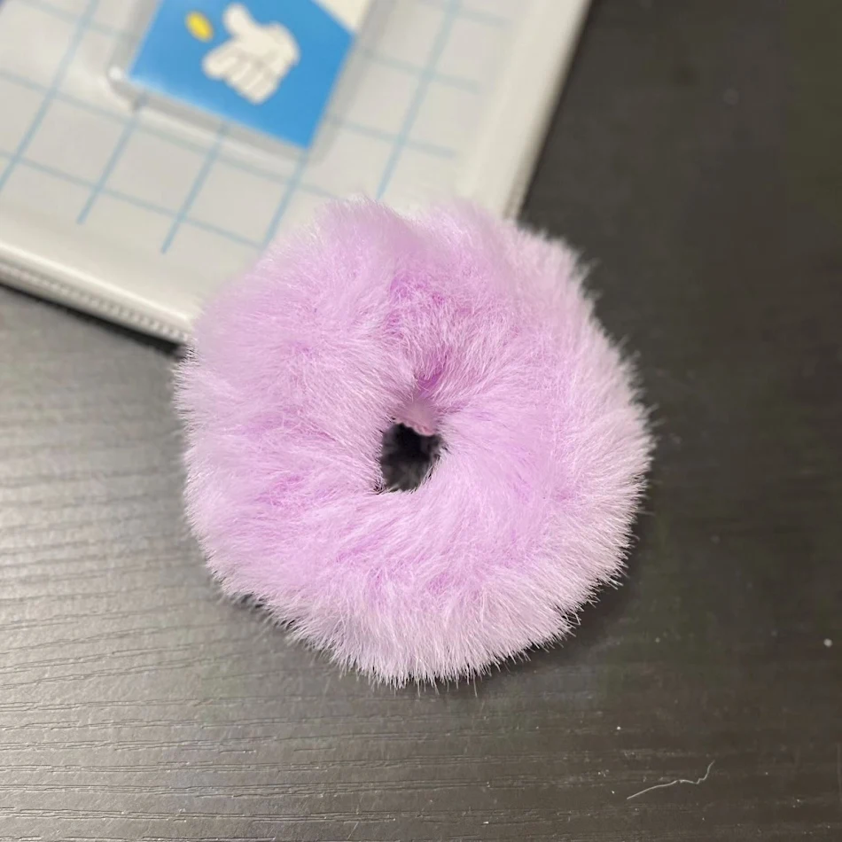 Anneau de cheveux en peluche, gros intestin, couleur bonbon. Accessoire doux et extensible pour des coiffures confortables et tendances.
