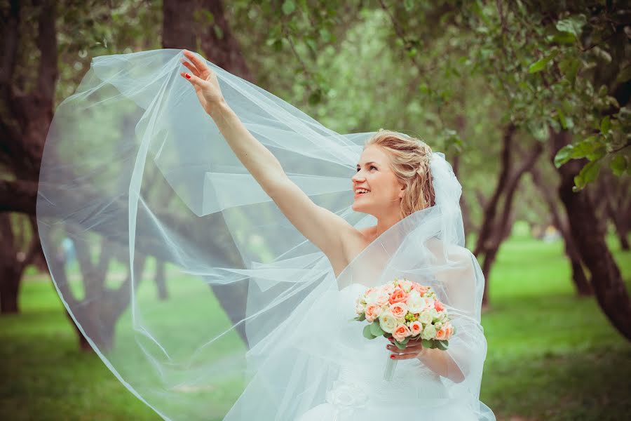 Bryllupsfotograf Anelya Ruzheynikova (bridalstudio). Bilde av 10 juli 2014