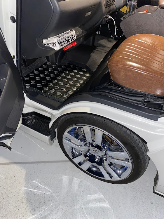 ハイエースバンの今年もよろしくお願いします・洗車・現場車に関するカスタム事例の投稿画像4枚目
