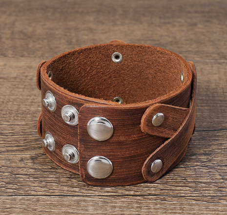 Pulseira de couro simples, retrô e antiga com várias camadas. Adicione um toque vintage ao seu estilo com esta pulseira durável e elegante.