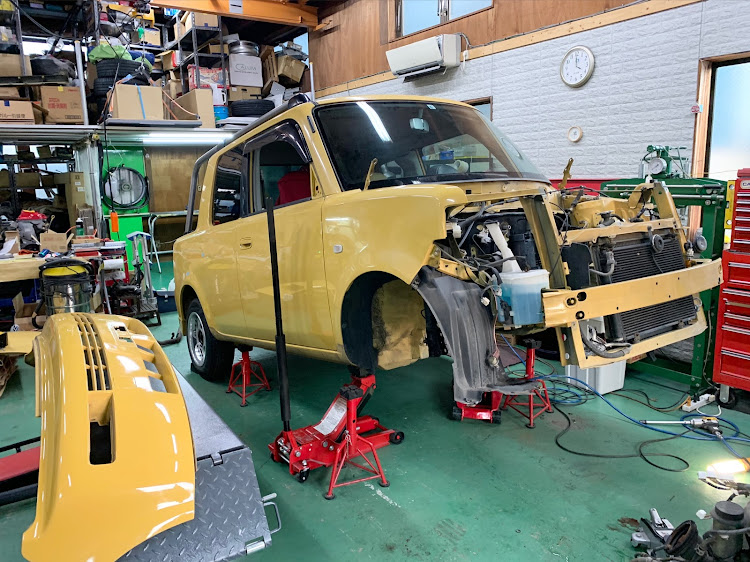 bBのオープンデッキ　続報！・エンジン降りました😄・ポルシェのスピードイエロー！に関するカスタム事例の投稿画像1枚目