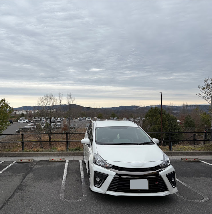 プリウスαのなんとなく撮影・カーボンドアミラー・シーケンシャルウインカー・親父の車・4本出しマフラーに関するカスタム事例の投稿画像1枚目