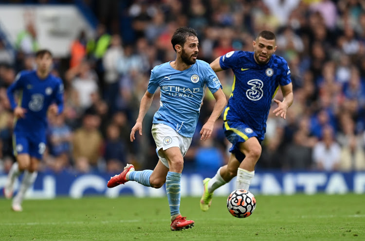 Bernardo Silva of Manchester City is put under pressure by Mateo Kovacic of Chelsea during the Premier League match at Stamford Bridge on September 25, 2021 in London, England.