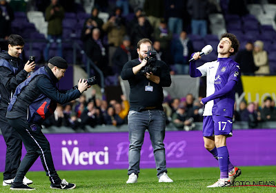 Anderlecht-revelatie Leoni heeft wat te zeggen over Club Brugge, Evenepoel en jaar zonder seks: "Ik zou wel zot zijn"