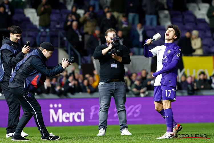 Anderlecht heeft er na amper 26 matchen een icoon bij: fans staan op de banken voor hem