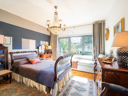 Bedroom with double bed, chandelier and window - Luxury house for sale in Cascais e Estoril, 4 bedrooms