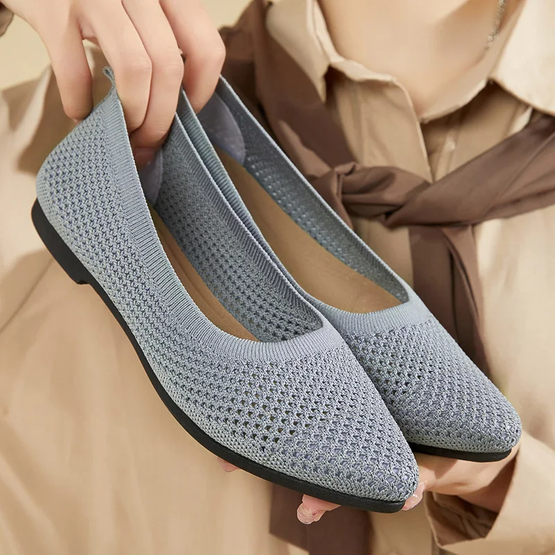 Escarpins plats à bout pointu et couleur unie, semelle souple et talon plat. Parfaits pour un confort optimal et un look élégant au quotidien.