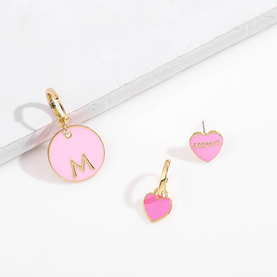 Boucles d'oreilles créatives en forme de cœur avec lettres de l'alphabet anglais, le nouvel accessoire tendance pour affirmer votre style et personnalité.