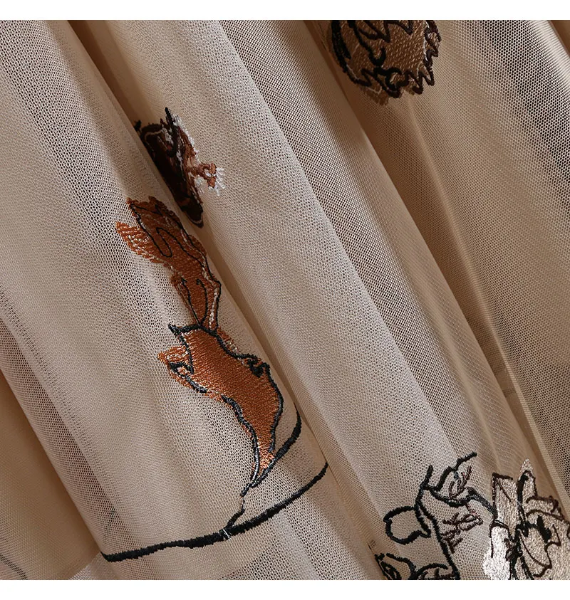 Abito donna retrò in rete ricamata, versatile e ampio, perfetto per un look elegante e confortevole. Ideale per oscillare con stile e libertà.