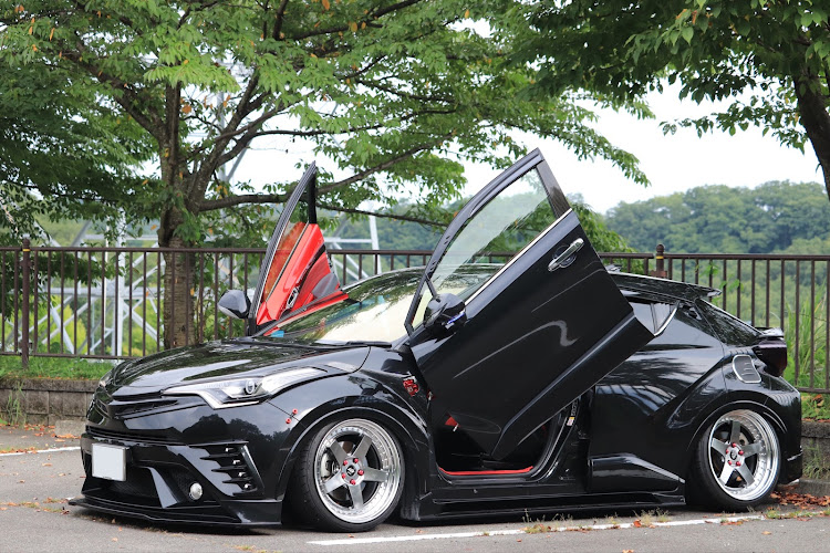 C-HRのKuhl Racing・BOLD WORLD・w5s・ガルウイング・シザーズドアに関するカスタム事例の投稿画像2枚目