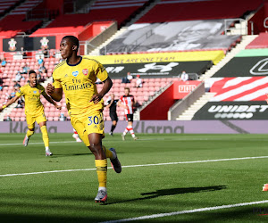 Gruwelijke blunder Southampton-doelman bezorgt Arsenal eerste winst sinds hervatting