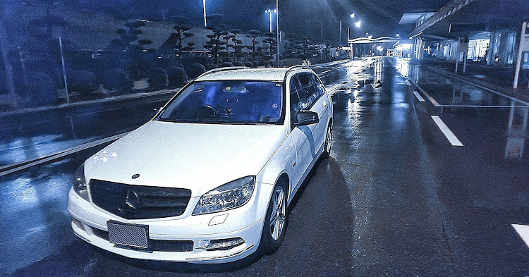 Cクラス ステーションワゴンの雨・夜・愛車・撮影・ピックアップ一度でも載ってみたいに関するカスタム事例の投稿画像1枚目