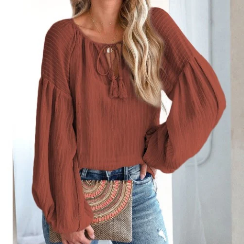 Losse ronde hals blouse met veters, lage schouders en ballonmouwen. Comfortabel en stijlvol voor elke dag.