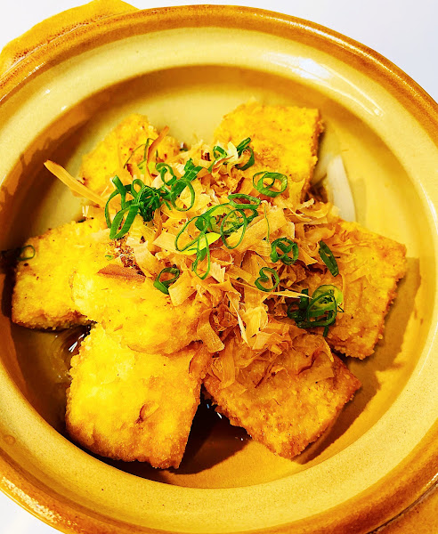 #高雄美食 #左營區 #自由黃昏市場 #日式料理

市場出現「日式午.晚餐」🧐
位於自由黃昏市場/孟子路與自由路入口處.傳香飯糰後面.
午餐：以丼飯為主
晚餐：各式丼飯外.另有15道手作料理可選擇�