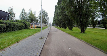 Een lang en recht fietspad, ik kan er niet warm voor lopen !!