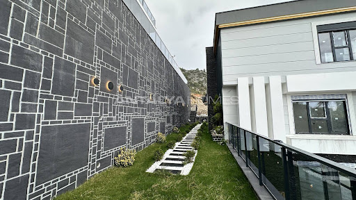 House with pool and terrace 2