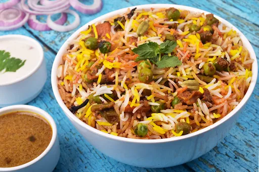 Less Spicy Hyderabadi Veg Dum Biryani With Raita [250 Ml]
