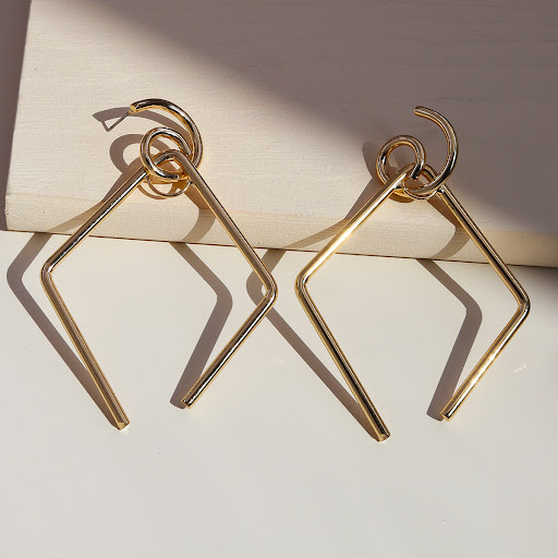 Title 2, Metalen geometrische oorhangers met lijn design...