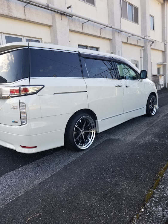 エルグランドのホイールツラ・ホイール交換・車高調ほしい…・ニスモ脚に関するカスタム事例の投稿画像2枚目