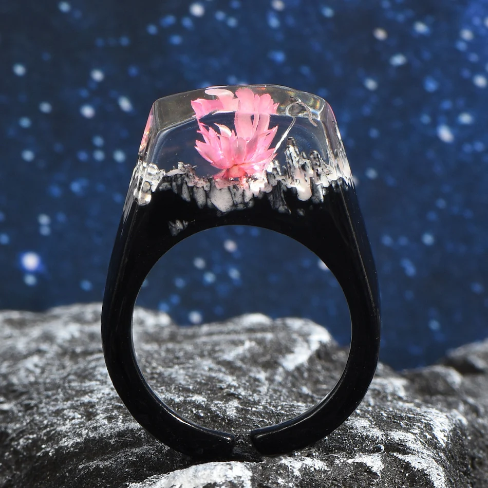 Anillo de resina transparente con paisaje interior, una joya única que captura la belleza natural, ideal para regalo y uso diario
