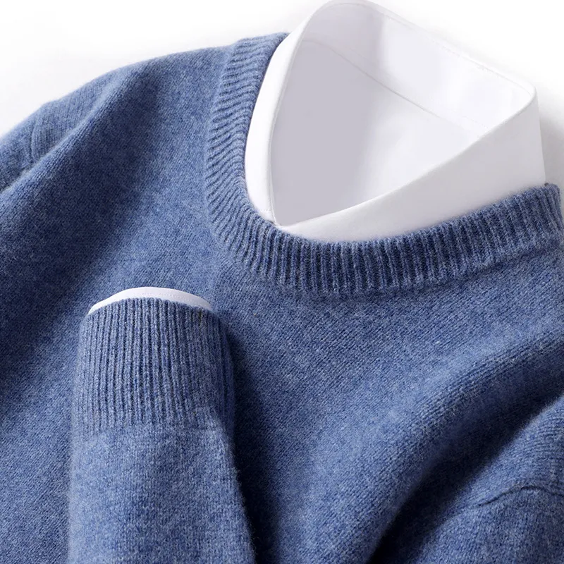 Suéter masculino espesso com gola redonda solta e forro de pele de ovelha, cor sólida. Conforto e calor para o inverno, estilo casual.
