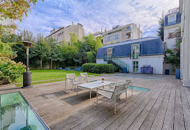 Maison avec piscine et jardin 5