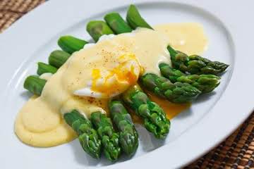 Asparagus with a Poached Egg in Hollandaise Sauce Recipe