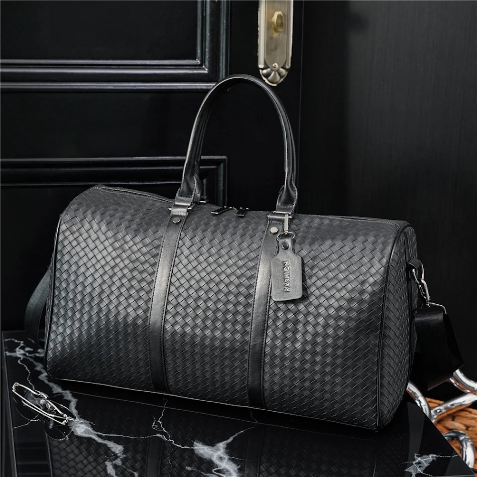 Bolsa de viagem transversal e de ombro com textura trançada em relevo, espaçosa e elegante, perfeita para transportar tudo com conforto.